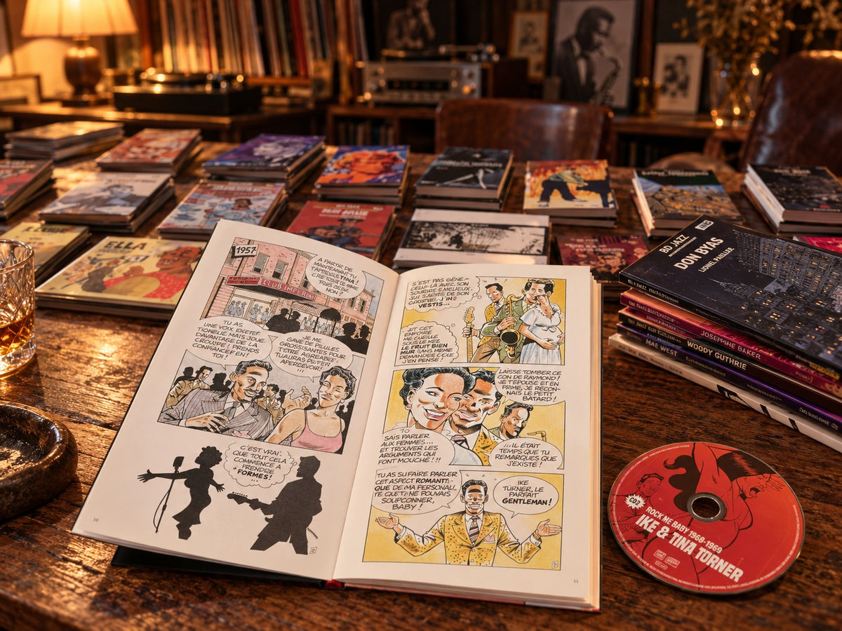 Album BD Music Ike & Tina Turner ouvert sur une table, avec son CD et d'autres albums